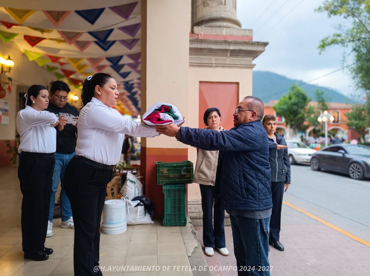 Arriamiento de Bandera en conmemoración de los Niños Héroes